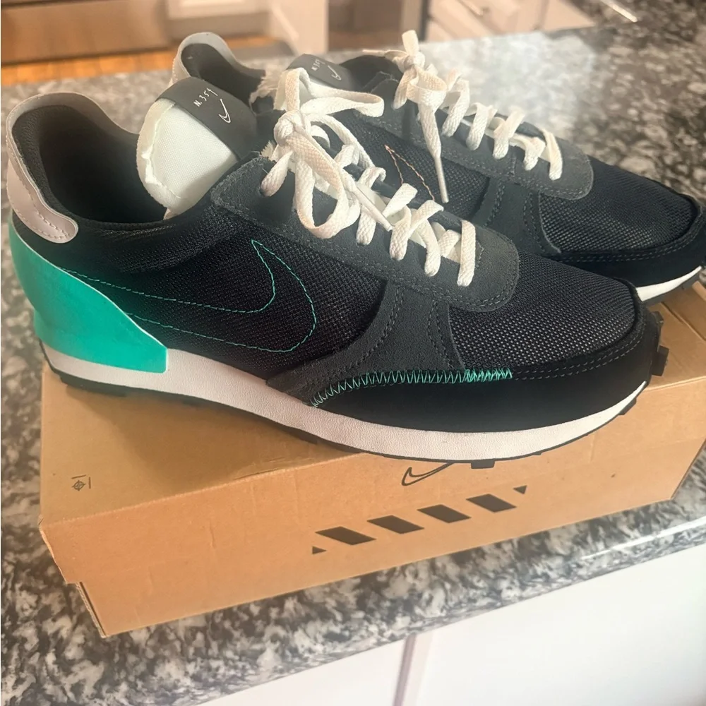 Nike Men's Sneakers in Black and Teal - Picture 1 of 5